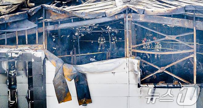 24일 경기 화성시에 위치한 일차전지 제조 공장 아리셀에서 화재가 발생, 소방대원들이 실종자 수색작업을 하고 있다. (공동취재) 2024.6.24/뉴스1 ⓒ News1 김영운 기자