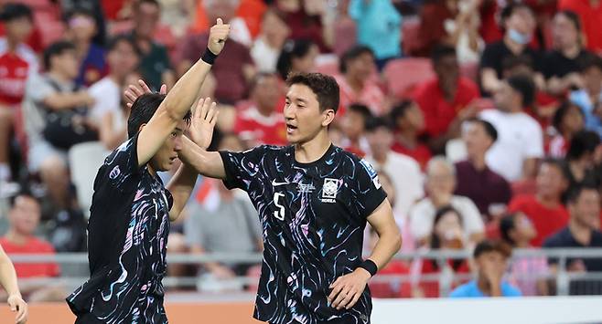 지난 6일 싱가포르 국립경기장에서 열린 2026 북중미 월드컵 아시아 2차 예선 조별리그 C조 5차전 한국과 싱가포르의 경기. 전반전 두번째 골을 넣은 주민규가 기뻐하고 있다. 연합뉴스