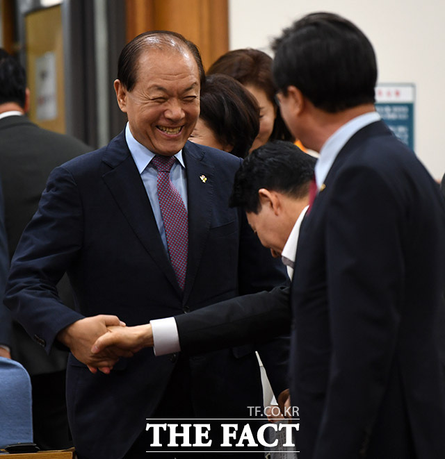 황우여 국민의힘 비상대책위원장(왼쪽)이 24일 오전 서울 여의도 국회에서 열린 국민의힘 초선의원 공부 모임에 참석한 당권 주자 원희룡 전 국토교통부 장관(가운데)과 인사하며 손을 당기고 있다. /국회=남윤호 기자