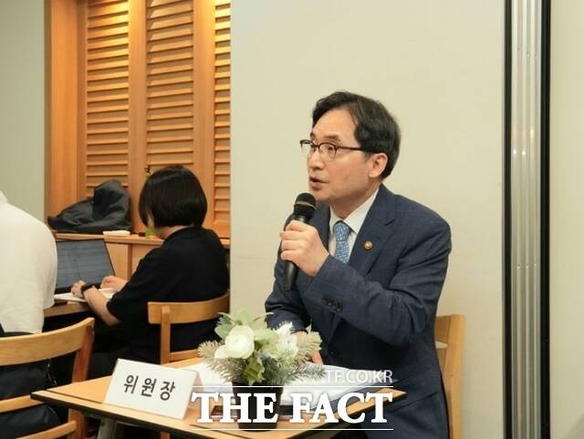 지난 21일 부산광역시 한 식당에서 열린 기자간담회에서 한기정 공정거래위원장이 알리익스프레스, 테무 등 중국 플랫폼 조사 현황에 대해 발표하고 있다. /뉴시스