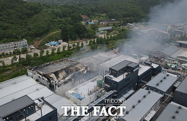 24일 오후 경기 화성시 전곡산업단지 내 일차전지 제조공장에서 화재가 발생한 가운데 화재로 인한 연기가 발생하고 있다. /화성=박헌우 기자