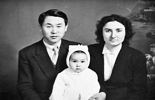 영화 '김일성의 아이들'에 나오는 조정호와 미르초유의 러브 스토리. 루마니아 여인 미르초유는 북한 교사였던 조정호와 사랑에 빠져 결혼한 뒤 딸을 낳는다. /김덕영 감독 제공