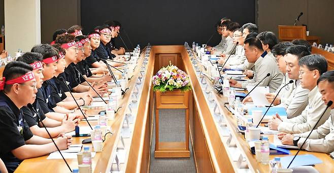 지난달 23일 현대차 울산공장에서 노조와 사측이 2024년 임금협상 교섭 상견례를 하고 있는 모습/ 현대차