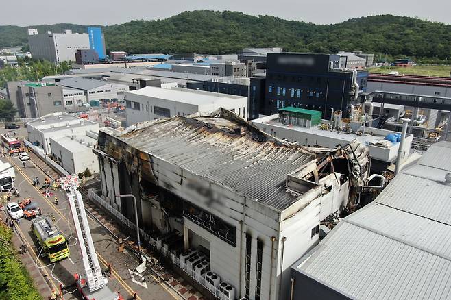 24일 경기도 화성시 서신면 소재 일차전지 제조업체 공장 화재 현장에서 소방관들과 구급대원들이 시신을 수습하고 있다. /연합뉴스