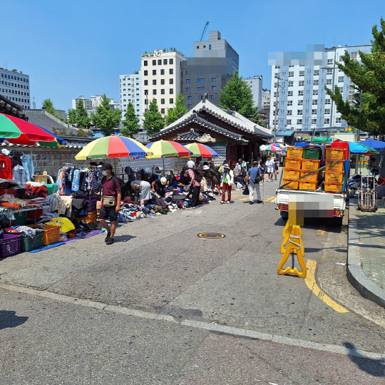 지난 19일 방문한 동묘 시장에 노점상이 설치된 모습. 노점상 바로 앞에 불법주차가 되어 있어 안전상의 문제가 커 보인다.<박상길 기자>