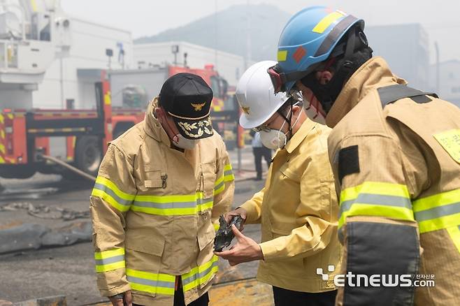 김동연 경기지사(왼쪽 두번째)가 24일 화성시 서신면 리튬전지 제조공장 화재 현장을 찾아 인명피해 현황과 함께 구조 진행 상황을 보고받았다.