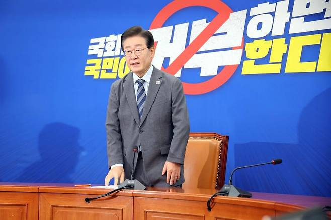 이재명 더불어민주당 대표가 24일 서울 여의도 국회에서 열린 최고위원회의를 마치고 당 대표직 사임 의사를 밝히기 위해 입장하고 있다. 사진=박범준 기자