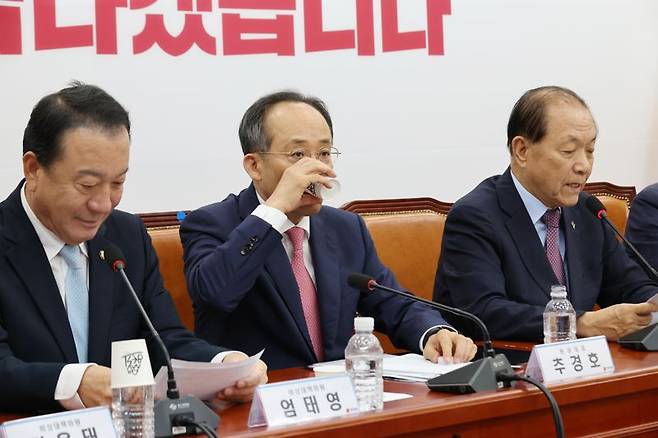 추경호 국민의힘 원내대표기 24일 서울 여의도 국회에서 열린 비상대책위원회의에서 물을 마시고 있다. 사진=박범준 기자