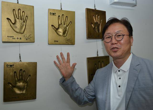 배성혁 대구국제뮤지컬페스티벌 집행위원장이 딤프 사무실 복도에 내걸린 예년 홍보대사의 손도장 앞에서 지난 행사에 대해 얘기하고 있다. 전준호 기자