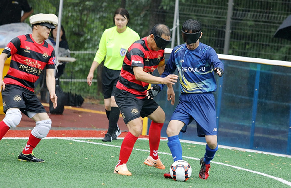 전맹부 FC CNB전맹축구클럽, 프라미스랜드 선수가 경기를 펼치고 있다. [사진=롯데재단]