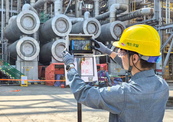 S-OIL 온산공장에서 작업자가 생산설비를 면밀하게 모니터링하기 위한 이동형 CCTV 장비를 설치하고 있다. [사진=S-OIL]