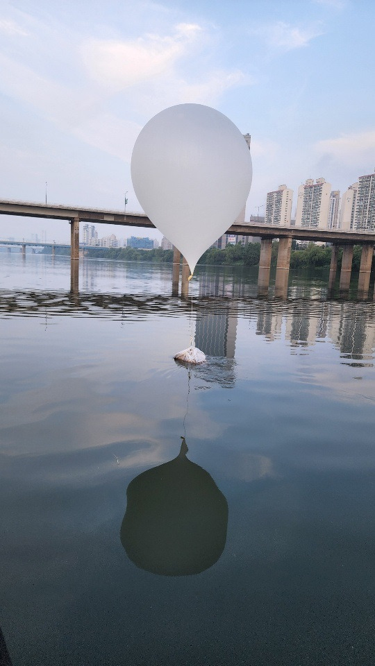 서울 잠실대교 인근에서 발견된 북한의 대남 오물풍선. (사진= 합동참모본부 제공) [사진=뉴시스]