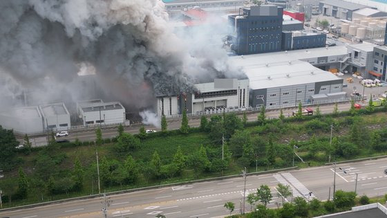 24일 오전 경기 화성시 서신면의 일차전지 제조 업체 공장에서 불이 나 소방 당국이 진화에 나섰다. 연합뉴스