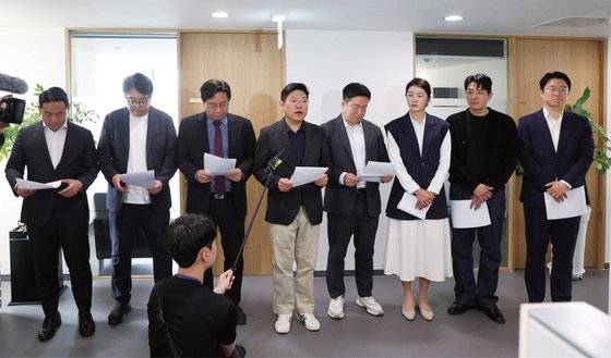 국민의힘 3040 모임 첫목회는 5월 15일 서울 종로구 경제사회연구원 앞에서 총선 패배 원인과 당 수습 방안 등에 대한 끝장 밤샘토론 결과를 발표했다. / 사진:연합뉴스