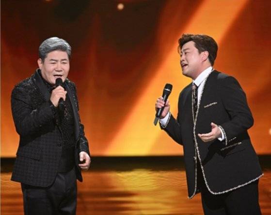 지난 2월 방송한 KBS 설 특집 '진성빅쇼 복 대한민국'에 함께 출연한 진성(왼쪽)과 김호중. 뺑소니 등의 혐의로 구속된 김호중 모습은 다시보기 VOD에서 삭제됐다. 사진 KBS