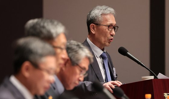 김관진 백선엽장군기념재단 이사장이 24일 서울 중구 프레스센터에서 열린 제1회 백선엽장군기념재단 국제학술회의 '백선엽 장군의 전쟁철학과 한미동맹'에서 기조사를 하는 모습. 뉴스1.