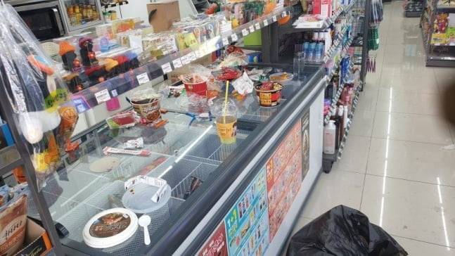 ▲중국인 관광객들이 제주의 한 편의점에 방치하고 떠난 쓰레기 [온라인 커뮤니티]