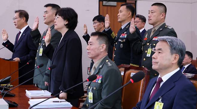 이종섭·임성근, 증인 선서 거부 이종섭 전 국방부 장관, 임성근 전 해병대 1사단장(오른쪽부터)이 지난 21일 국회 법제사법위원회에서 열린 채 상병 특검법 입법청문회에서 증인 선서를 거부하고 자리에 앉아 있는 동안 박성재 법무부 장관, 박정훈 전 해병대 수사단장, 유재은 국방부 법무관리관(왼쪽부터) 등이 선서를 하고 있다. 연합뉴스