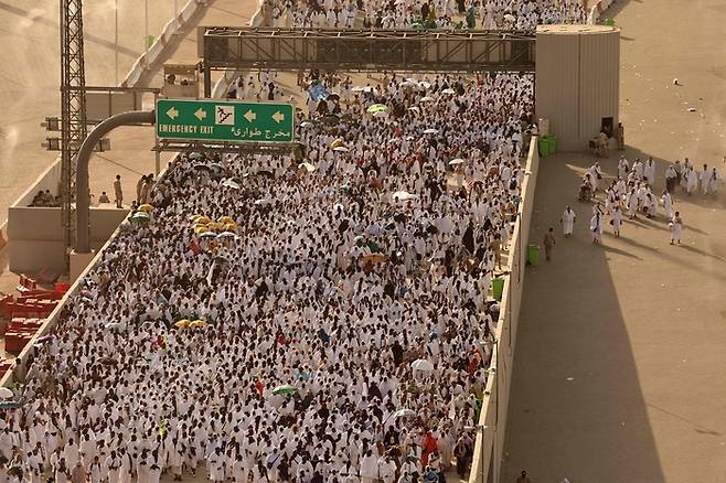 지난 16일(현지시간) 이슬람 최고 성지인 사우디아라비아 메카 인근 미나에 정기 성지순례 인파가 몰려 있다. 이날 메카 일대에서는 섭씨 50도에 육박하는 폭염으로 성지 순례객 최소 31명이 숨진 것으로 알려졌다. AFP연합뉴스
