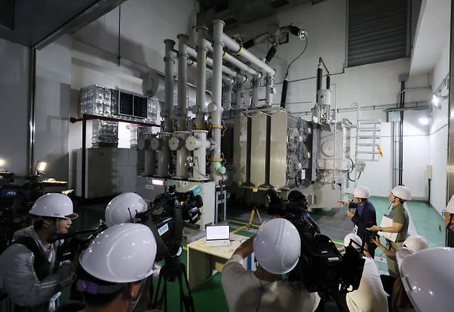 20일 서울 매헌변전소 내 변압기실에서 국토교통부 출입기자단이 지켜보는 가운데 전자파 실측이 이뤄지고 있다. 연합뉴스