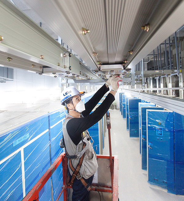 An LS Cable & System engineer installs a bus duct at a factory. (LS Cable & System)