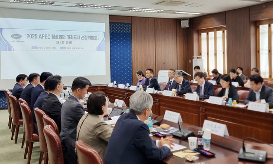 Members of the APEC summit host city recommendation committee hold a meeting on Thursday to recommend the host city for the international event. [MINISTRY OF FOREIGN AFFAIRS]