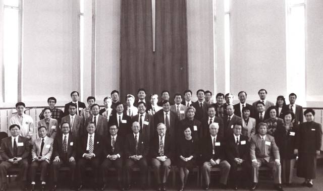 민경배(앞줄 왼쪽 다섯 번째) 박사가 1995년 4월 미국 뉴브런즈윅신학대학교 세미나에서 단체 기념사진을 촬영하고 있다. 민 박사 제공