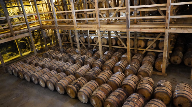 메이커스 마크의 원액이 담긴 배럴들이 들어있는 숙성고.