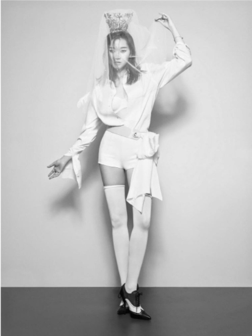 장윤주의 포즈와 표정, 그리고 의상과 소품들은 모두 강렬한 메시지를 담고 있다.사진=장윤주 SNS