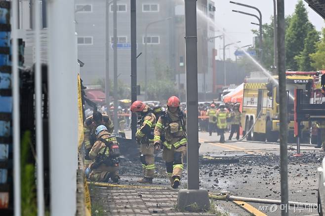 24일 경기도 화성시 서신면 소재 일차전지 제조 업체에서 화재가 발생해 소방당국이 진화작업을 하고 있다. 2024.06.24. /사진=뉴시스