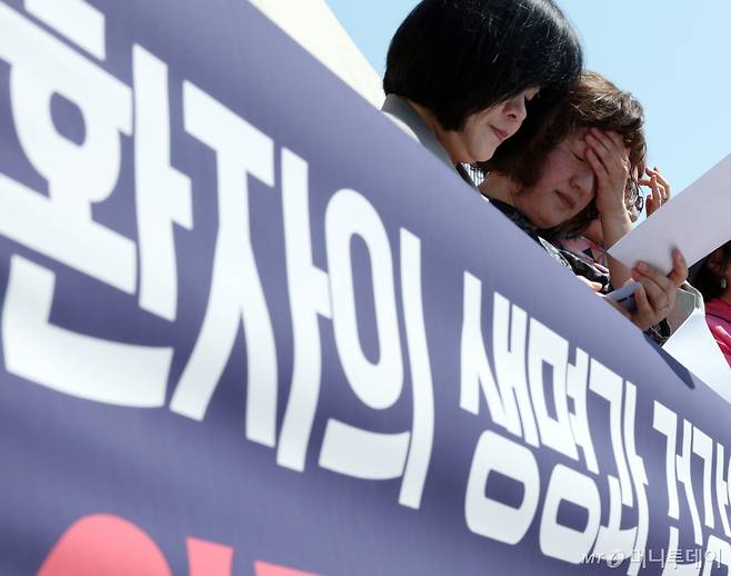 한국환자단체연합회 등 환자 단체 관계자들이 13일 오전 서울 여의도 국회 앞에서 환자의 생명과 건강을 위협하는 의료계 집단휴진 철회 촉구 환자단체 공동 기자회견을 하고 있다./사진=(서울=뉴스1) 박정호 기자