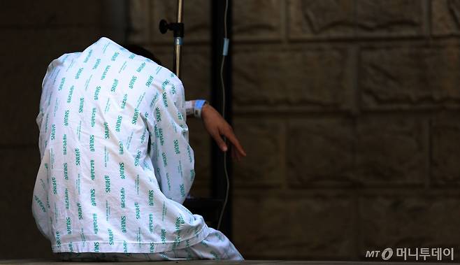 [서울=뉴시스] 홍효식 기자 = 서울대학교병원이 지난 17일부터 돌입했던 무기한 휴진을 중단하고 내일(24일)부터 정상 진료에 들어간다. 23일 서울 종로구 서울대학교병원에서 환자가 휴식을 취하고 있다. 2024.06.23. yesphoto@newsis.com /사진=홍효식