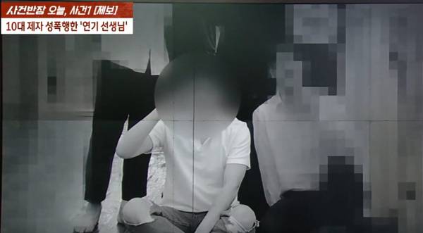 연기학원 제자인 10대 여학생을 성폭행한 학원 대표의 신상이 빠르게 퍼지고 있다. /사진=JTBC '사건반장' 캡처