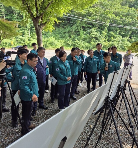 송미령 농림축산식품부 장관은 21일 상주시를 방문해 아프리카돼지열병(ASF) 관련 방역추진상황 점검 및 현장 의견 청취 등 추가적인 대응방안을 모색했다.(상주시 제공)