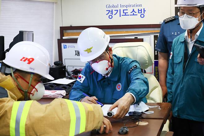 한덕수 국무총리가 24일 경기 화성 소재 리튬전지 제조 공장 화재현장을 방문해 관계자로부터 사고 현황과 수습계획을 보고받고 있다. [국무총리실 제공]