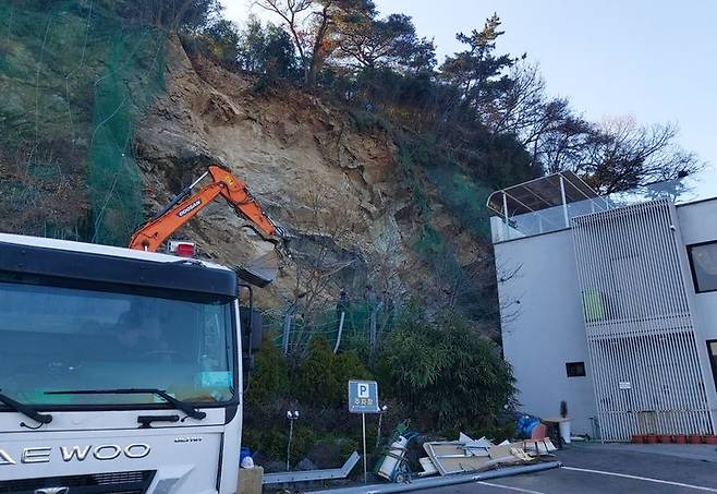 [광주=뉴시스] 지난 2월 16일 광주 북구 월충동 한 야산 경사면에서 돌덩이가 쏟아져 인근 카페 벽면이 무너지는 사고가 발생했다. (사진 = 광주 북구 제공) 2024.03.01. photo@newsis.com *재판매 및 DB 금지