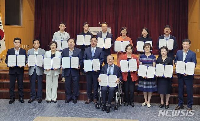 [전주=뉴시스]윤난슬 기자 = 인구보건복지협회 전북지회는 24일 전북여성가족재단 별관에서 '저출산 대응 전북 지역연대' 협약식을 진행했다고 밝혔다.2024.06.24.(사진=인구보건복지협회 전북지회 제공)