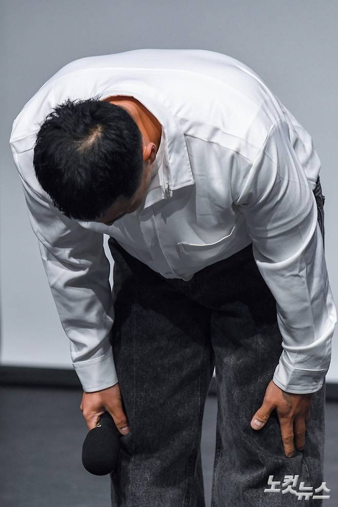 마이크로닷이 취재진 앞에서 고개 숙여 사과하고 있다. 박종민 기자