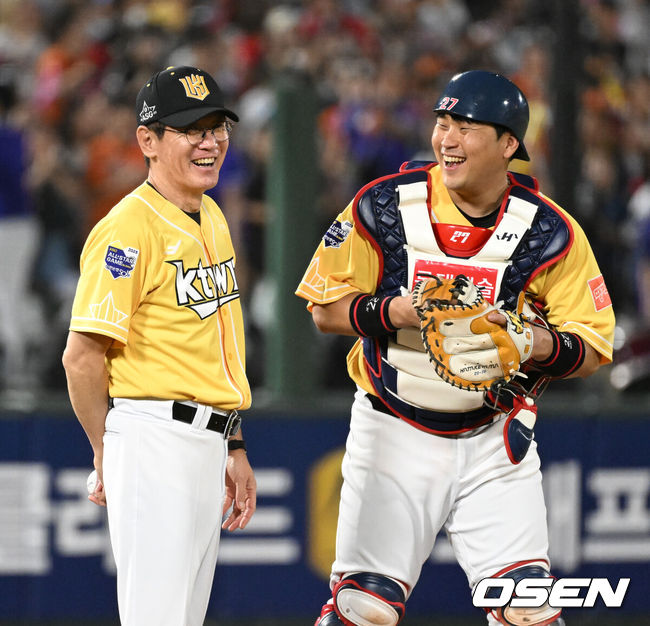 [OSEN=이대선 기자] KBO 올스타전 이강철-유강남 2023.07.15 /sunday@osen.co.kr