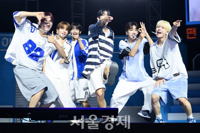 그룹 투어스(TWS)가 24일 오후 서울 용산구 블루스퀘어 마스터카드홀에서 진행된 미니 2집 ‘서머 비트!(SUMMER BEAT!)’ 발매 기념 쇼케이스에서 타이틀곡 무대를 선보이고 있다. 김규빈 기자 2024.06.24