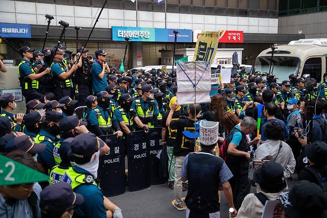 2023년 9월21일 국회 본회의에서 더불어민주당 이재명 대표의 체포동의안이 통과되자 여의도 민주당사 앞에 지지자들이 몰려와 항의를 하고 있다. ⓒ시사IN 신선영