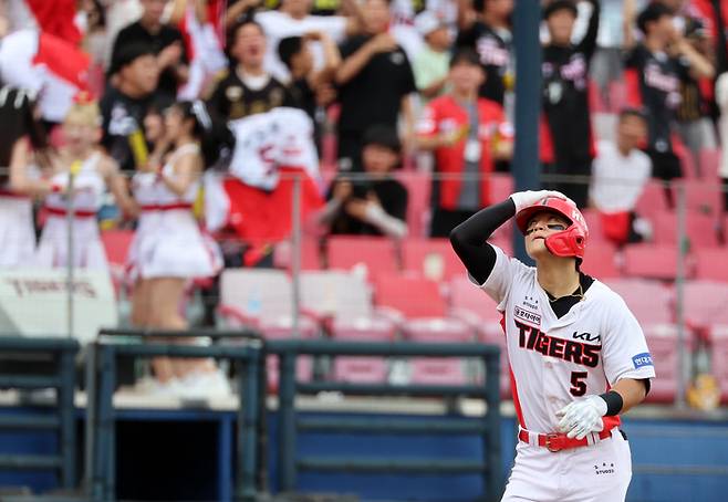 KIA 김도영이 23일 광주-기아챔피언스필드에서 열린 2024 프로야구 한화와 경기에서 4회말 시즌 20호 솔로홈런을 친 뒤 홈으로 들어오고 있다.  광주 | 연합뉴스