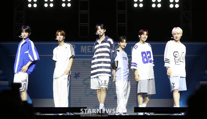 그룹 투어스(TWS) 영재, 지훈, 한진, 도훈, 경민, 신유가 24일 오후 서울 용산구 블루스퀘어 마스터카드홀에서 미니 2집 'SUMMER BEAT!'를 발매기념 쇼케이스를 열고 멋진 무대를 선보이고있다. 2024.06.24 /사진=임성균