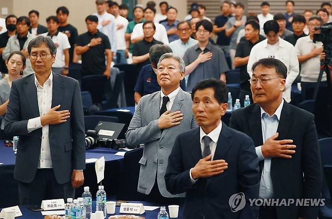 (서울=연합뉴스) 진연수 기자 = 24일 오후 서울 서초구 더케이호텔에서 열린 '한국축구지도자협회 출범식'에서 내빈 및 참석자들이 국민의례를 하고 있다. 2024.6.24 jin90@yna.co.kr