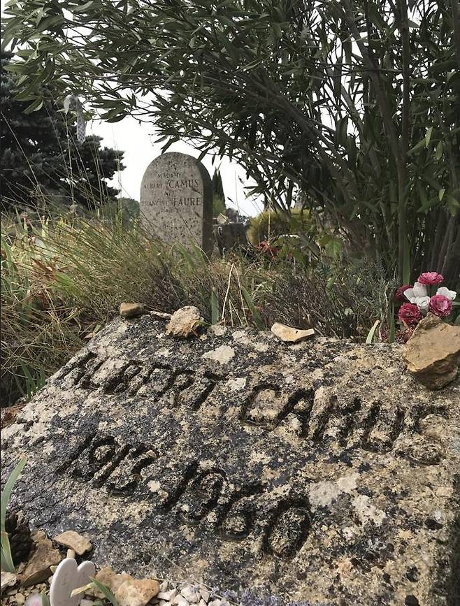 알베르 카뮈 묘소 [촬영 김용래 기자] 프랑스 남부 루르마랭에 있는 카뮈 묘비. '알베르 카뮈 1913~1960'이라고 적혀 있다. 그 바로 뒤에는 카뮈의 부인 프랑신 포르의 묘비가 보인다.