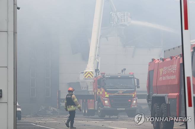 화성 일차전지 제조 공장 화재 진압작업 (화성=연합뉴스) 홍기원 기자 = 24일 경기도 화성시 서신면 소재 일차전지 제조 업체에서 화재가 발생해 소방관들이 진화작업을 하고 있다. 2024.6.24 xanadu@yna.co.kr