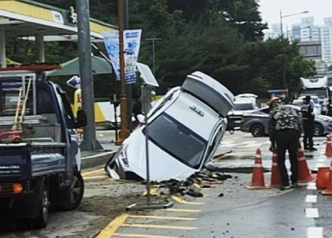 평택서 상수도관 파열로 생긴 싱크홀에 차량 빠져 [독자 제공. 재판매 및 DB 금지]