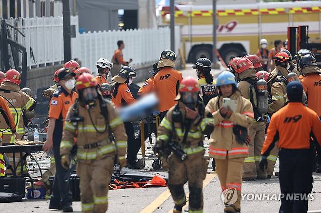 화성 일차전지 제조 업체 화재 현장 (화성=연합뉴스) 류영석 기자 = 24일 경기도 화성시 서신면 소재 일차전지 제조업체 공장 화재 현장에서 소방관들과 구급대원들이 시신을 수습하고 있다.  2024.6.24 ondol@yna.co.kr