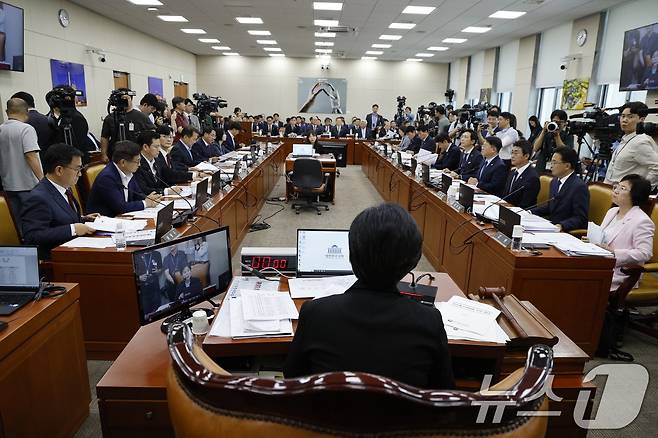 최민희 국회 과학기술정보방송통신위원회 위원장이 25일 오후 서울 여의도 국회에서 열린 과방위 5차 전체회의를 주재하고 있다. 2024.6.25/뉴스1 ⓒ News1 안은나 기자