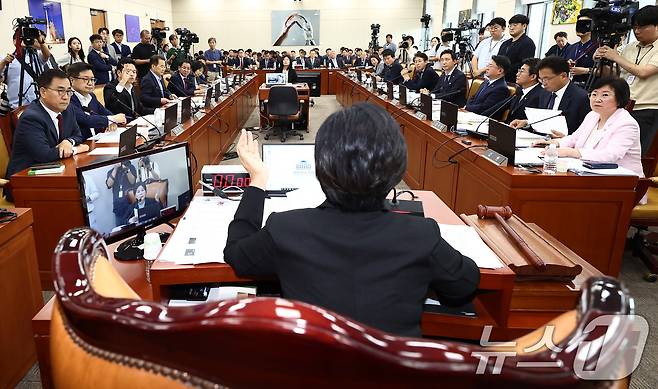 최민희 국회 과학기술정보방송통신위원장이 25일 오후 서울 여의도 국회에서 열린 과방위 5차 전체회의에서 국민의힘 위원들의 의사진행 발언과 관련한 항의에 답변하고 있다. 2024.6.25/뉴스1 ⓒ News1 김민지 기자